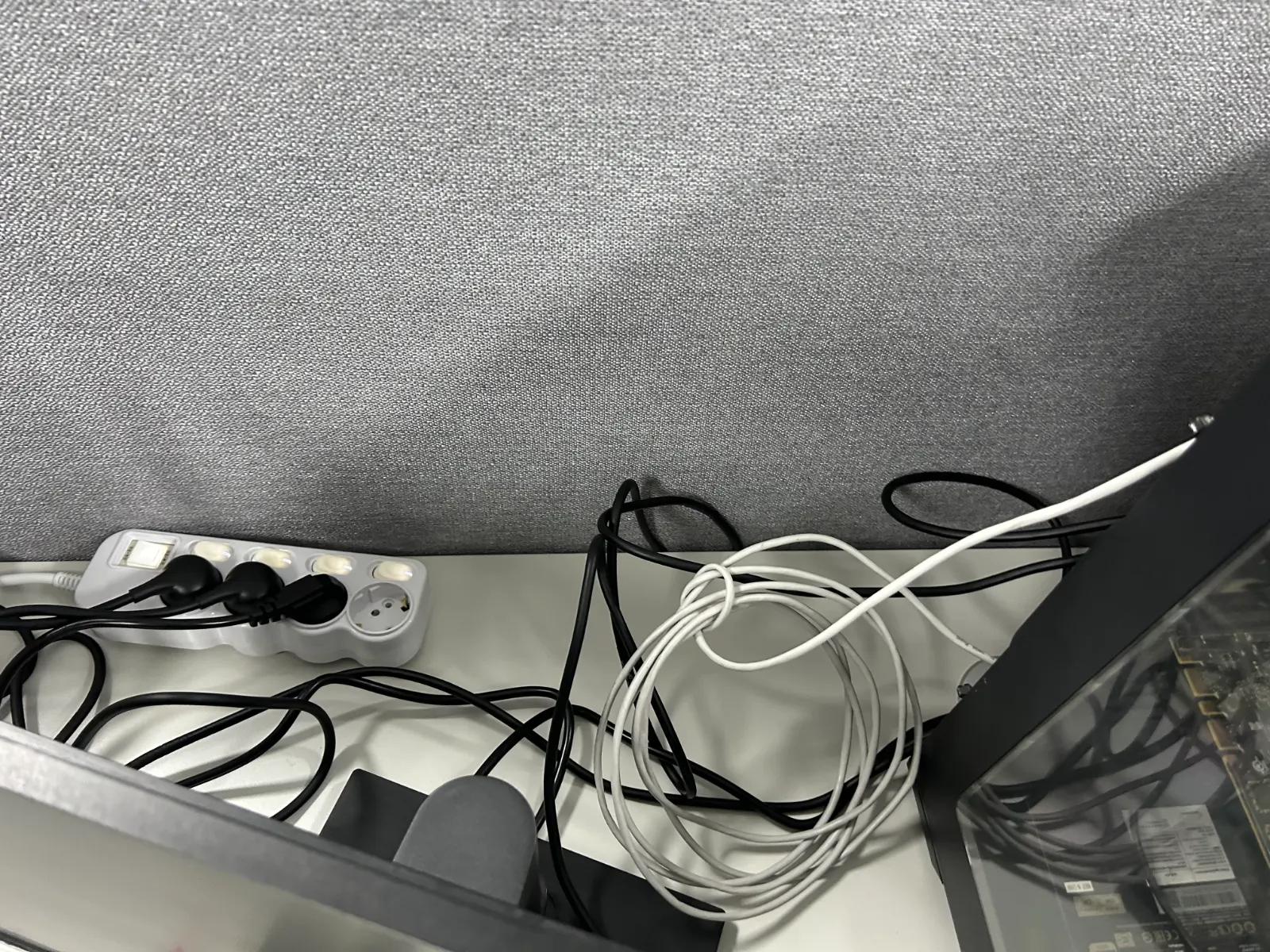 천장 랜선 포설부터 바닥 정리까지 깔끔합니다